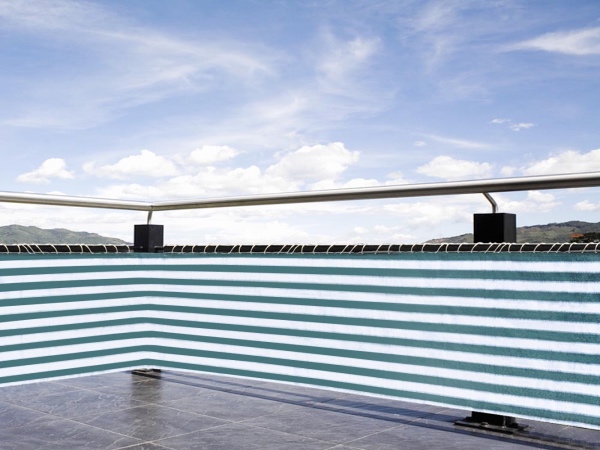 Rede de proteção solar verde e branca para varanda